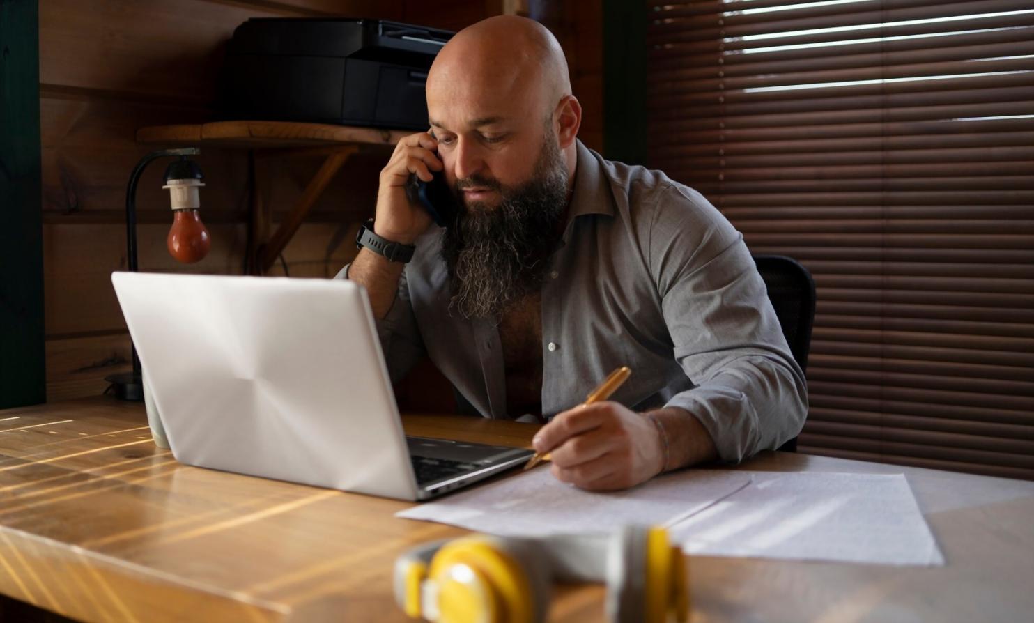 Professionelle Beratungssituation mit Fokus auf Budgetplanung