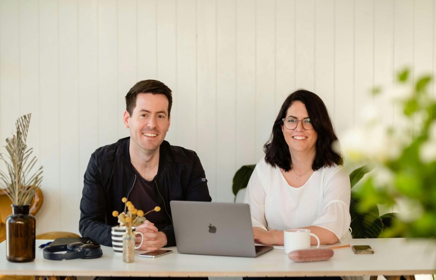 Teilnehmerin arbeitet konzentriert an Finanzplanungen am Computer